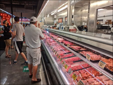 Мясной отдел Central Market больше похож на бутик мяса, чем на обычный супермаркет. Здесь можно найти редкие вырезы, которые обычно сложно найти в обычных магазинах (например, hanger steak, picanha, tri-tip).
