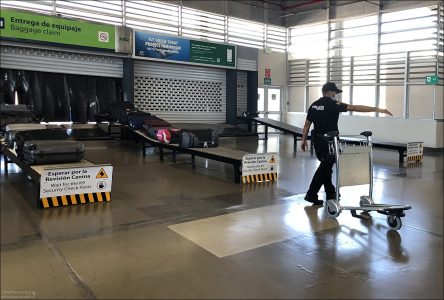 Проверка багажа, грузов и пассажиров на наличие взрывчатых веществ, наркотиков или, как в случае Галапагосских островов, запрещённых растений и животных.