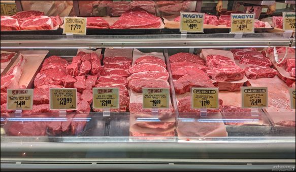 Мясо можно попросить разделать «под заказ»: нужная толщина стейка, фарш, отбивные и даже нестандартные куски.