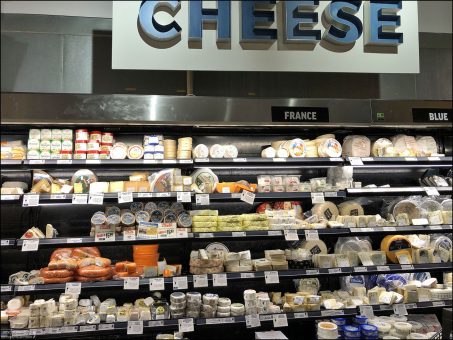 В Central market есть сыры, которые почти не найти в обычных магазинах: английский Stilton с порто, французский Époisses, испанский Manchego 12-месячной выдержки, сыры с трюфелем или мытой коркой (напрмер, таледжио).