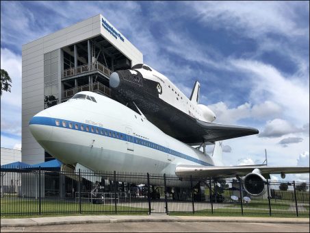В музее Space Center Houston. Копия шаттла "Independence" — точная, полноразмерная модель космического шаттла. Изготовлена по оригинальным чертежам и документам NASA, с некоторыми реально использованными элементами (например, покрышки от реального шаттла). Стоит на Boeing 747-100, который на самом деле использовался NASA для перевозки реальных шаттлов — буксировал их на своей спине, возвращая с посадочных площадок к месту запуска.