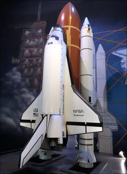 Космический шаттл Endeavour в музейной экспозиции: 25 космических миссий, 299 дней в космосе.