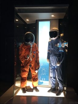 В музее NASA: скафандры космических программ из разных эпох.