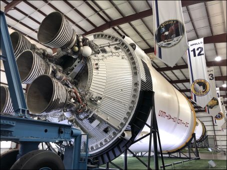 Сердце лунной программы: двигательный отсек Saturn V в Космическом центре Хьюстона. Эта ракета до сих пор остается самой мощной, которая когда-либо успешно доставляла людей в космос. На стенах - эмблемы всех миссий Apollo, от первых испытаний до последних шагов по Луне.