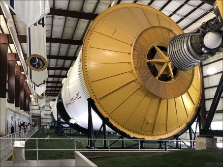 Saturn V с другой стороны - вид на топливные баки и межступенчатый переходник. Золотистая окраска не для красоты, а для защиты от экстремальных температур космоса. Внутри этих баков помещалось 770 тонн керосина и жидкого кислорода - топлива на первые 2,5 минуты полета к Луне.