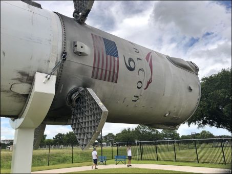 Первая ступень Falcon 9 крупным планом - революционная многоразовая ракета SpaceX. Falcon 9 в экспозиции Космического центра - ракета, которая изменила космическую индустрию. То, что раньше использовалось один раз и выбрасывалось за миллионы долларов, теперь летает повторно. Эта первая ступень могла совершить до 10 полетов, кардинально снизив стоимость доставки грузов на орбиту.