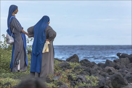 Монахини из католического ордена францисканцев. Ведут свою деятельность при церкви Parroquia Franciscana Santa Marianita в городе Пуэрто-Айора на Санта-Крусе (Галапагосы).