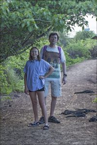 Илья и Саша на задворках Пуэрто-Айоры на острове Санта-Крус, Галапагосы.