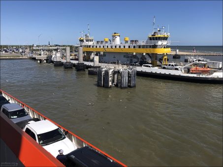 Регулярная паромная переправа (Galveston-Bolivar Ferry), которая соединяет два берега - в районе Галвестона и полуострова Боливар в Техасе.