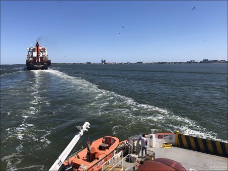 Вид с палубы парома Galveston-Bolivar Ferry во время движения по водному каналу.