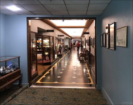 В историческом отеле <a href="https://booking.tpk.lu/2op481s2" target="_blank">Menger Hotel</a> в центре Сан-Антонио.