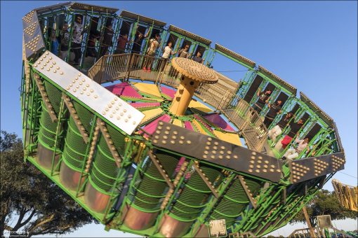 Аттракцион Tilt-a-Whirl на ежегодной ярмарке Fort Bend County Fair в Техасе.