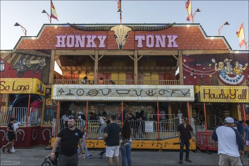 "Honky Tonk" - это типичный ярмарочный аттракцион в стиле "дом ужасов". Посетители проходят через темные коридоры, где их могут пугать различные спецэффекты и актеры.