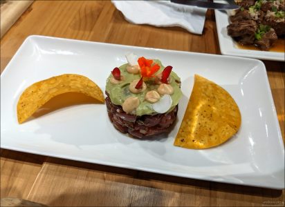 Тартар из тунца в ресторане "Golden Prague Pub".