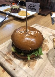 Сочный бургер из ресторана "Golden Prague Pub".