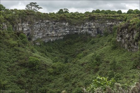 Каждый кратер имеет диаметр около 100–150 метров и глубину до 60 метров.