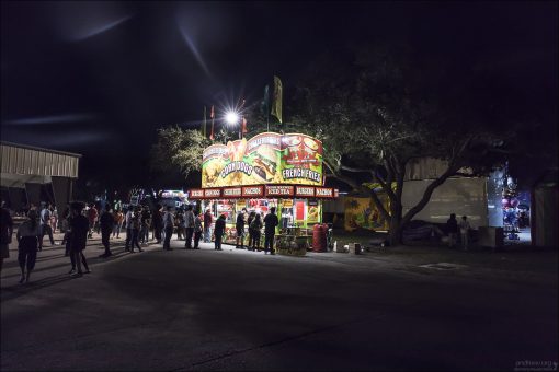 Палатки уличной еды на ярмарке Fort Bend County Fair.