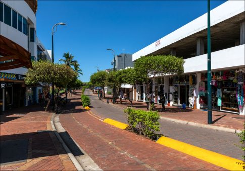 Главная улица через Пуэрто-Айору.