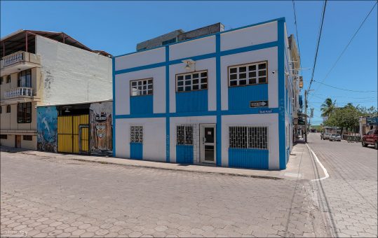 Типичная архитектура Пуэрто-Айоры - главного города острова Санта-Крус на Галапагосах, с простыми функциональными зданиями в 1-2 этажа.