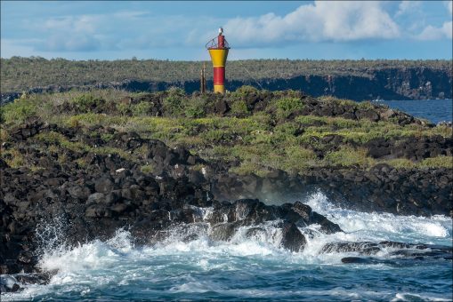 Навигационный буй в районе Пуэрто-Айоры на острове Санта-Крус. Красно-желтые полосы обозначают границы фарватера.