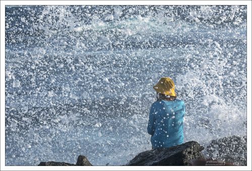 Саша сидит выше уровня основного прибоя. Галапагосский душ: освежающе и бесплатно!