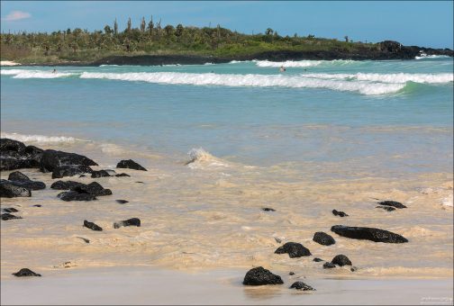 Бухта Tortuga Bay расположена в 2,5 км к юго-западу от Пуэрто Айора.