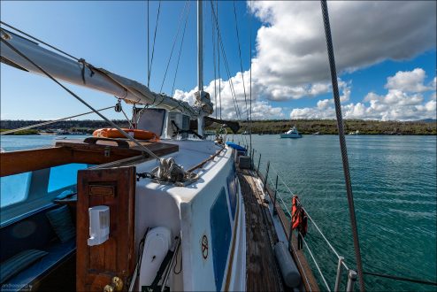 Яхта готовится к отплытию.