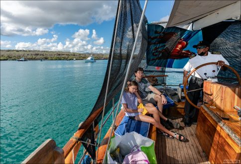 Устроились в тени рядом с капитаном галапагосской яхты.