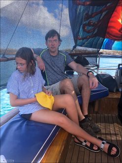 На Галапагосах, включая остров Северный Сеймур, ходят в основном экспедиционные и круизные яхты, специально сертифицированные для плавания в пределах национального парка. Все они должны иметь разрешение от Galápagos National Park Directorate, поэтому случайных или «частных» судов там почти нет.