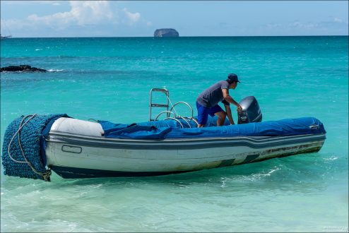 Один из членов экипажа готовит лодку RIB (rigid inflatable boat - жесткая надувная лодка) к отплытию.