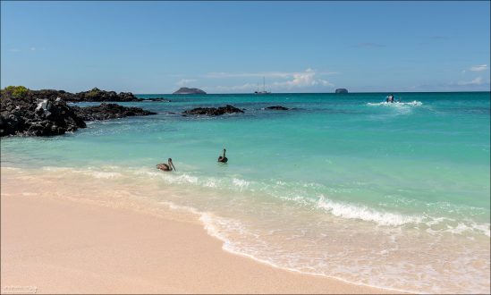 На пляже Bachas beach можно увидеть останки затонувших барж, которые использовались Соединенными Штатами, когда у них была авиабаза на острове Бальтра во время Второй мировой войны. Именно поэтому пляж называется «Бачас», потому что местным жителям было трудно произносить английское слово «barges» (баржи), и, пытаясь сохранить похожее звучание, они придумали испанский вариант произношения.