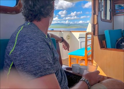 Пересекаем Sullivan Bay — редкое место, где можно буквально увидеть, как рождалась Галапагосская земля.