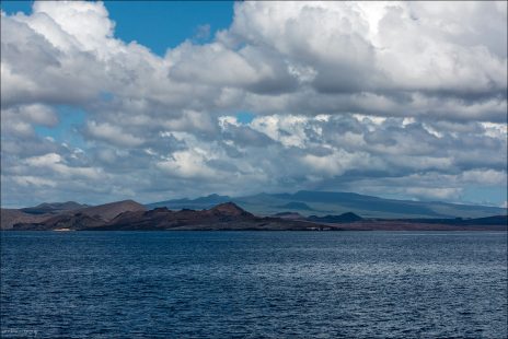 Sullivan Bay — один из самых необычных заливов Галапагосов, расположенный у восточного побережья острова Сантьяго, напротив острова Бартоломе. Его пейзаж сформирован сравнительно недавним вулканическим извержением: застывшие потоки лавы выглядят так, словно вулкан «остыл» лишь вчера, хотя им около ста лет.