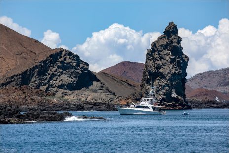 Визитная карточка острова — Pinnacle Rock, остроконечная скала, торчащая из океана как обломок застывшего взрыва.