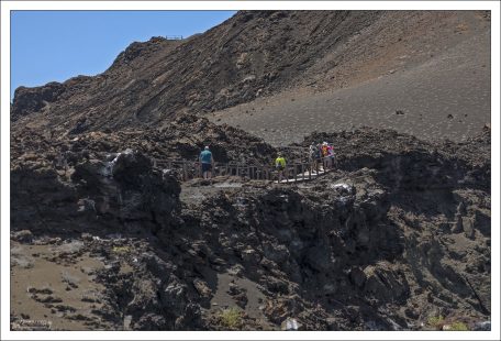 По деревянной лестнице (около 370 ступеней) можно подняться на вершину острова Бартоломе.