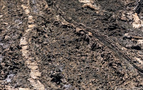 Тип лавового потока - Pāhoehoe lava (пахо-эхо-э) — так называемая «верёвочная лава». Формирируется из очень горячей базальтовой лавы, когда верхний слой быстро остывает, образуя тонкую корку, а под коркой лава продолжает двигаться.
Корка сморщивается, складывается и «наматывается» в виде верёвок, волн и складок.
В результате поверхность напоминает застывшие канаты или ткань, словно лава текла здесь совсем недавно.