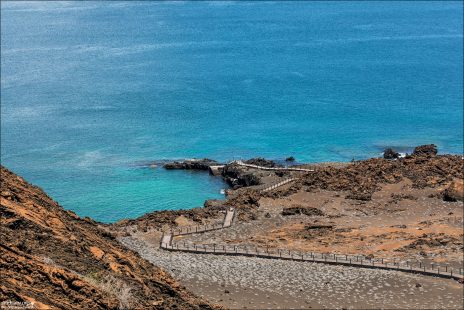 Деревянная дорожка и лестница на острове Бартоломе была сооружена Национальным парком Галапагосов (Galápagos National Park) для туристов. Цель — дать посетителям доступ к панорамной точке на вершине острова, не разрушая природный ландшафт.