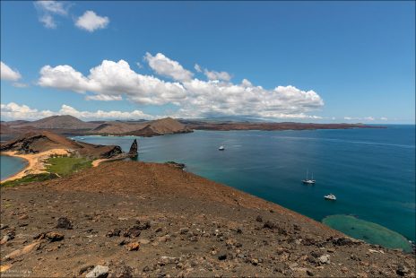 С вершины открывается панорама на Pinnacle Rock — визитную карточку острова, соседние вулканические поля, и бирюзовые воды Тихого океана.