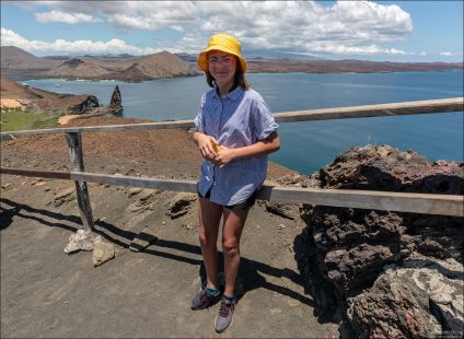 Саша на вершине острова Бартоломе, Галапагосский архипелаг, Эквадор.