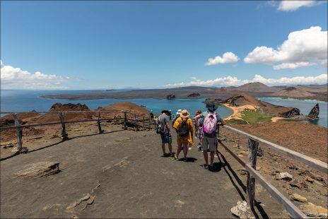 Туристы на высшей точке острова Бартоломе.