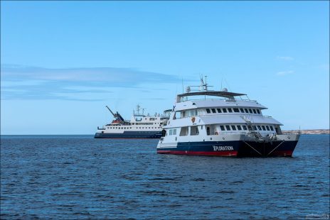 Исследовательские и туристические яхты в заливе возле острова Бартоломе, Галапагосы.