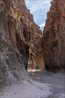 Closed Canyon образовался миллионы лет назад, когда вода протачивала путь через скалу. Теперь это узкий щелевой каньон с высокими стенами, иногда более 30–45 метров.
