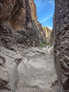 Погодные условия: после дождя в каньоне возможны опасные потоки воды и скользкие участки, а также flash-flood (внезапные потоки); в таких условиях вход не рекомендуется.