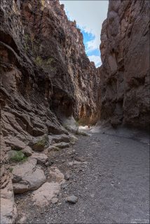 Стены каньона вырезаны и отполированы водой, с характерными формами эрозии, и узкими проходами, напоминающими каньоны юга-запада США.
