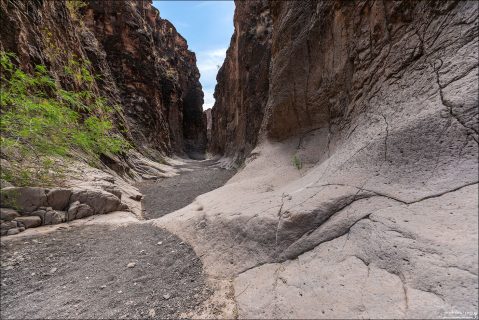 Русло в основном прямое, с небольшими изгибами примерно каждые 50 метров.