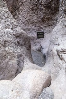 Окончание тропы по дну каньона. За поворотом русло обрывается, и для дальнейшего продвижения необходима веревка.