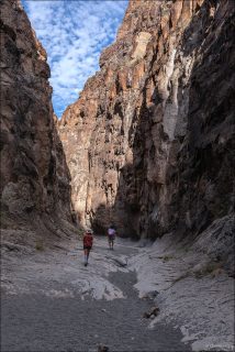 Опасность внезапных наводнений реальна во время сильных дождей, и после входа в каньон путей отступления нет.