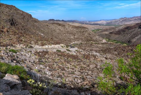 Живописная дорога River Road (FM 170), проходящая через парк Big Bend Ranch State Park, с видами на Рио-Гранде и Мексику.