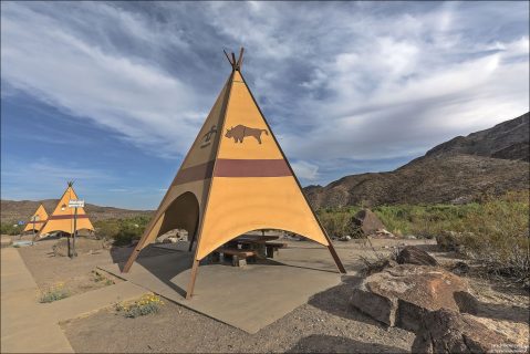 Пикниковые навесы в виде tepee (вигвамов). Конструкции построены службой парков штата Техас (Texas Parks & Wildlife Department) как часть инфраструктуры Big Bend Ranch State Park.
Это не исторические жилища и не реконструкция быта конкретного племени. Это архитектурная стилизация под форму традиционных типи — для тени, отдыха и как визуальный символ региона.
