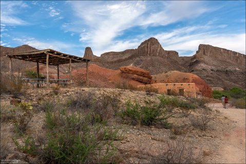Место выглядит как призрачный «пограничный городок», выстроенный среди камней и кактусов.